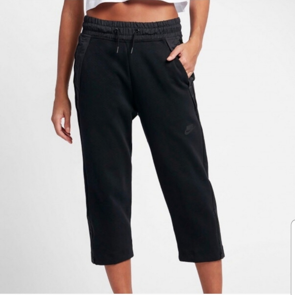 Nike Black Tech Fleece Cropped Sneaker Pants Medium
